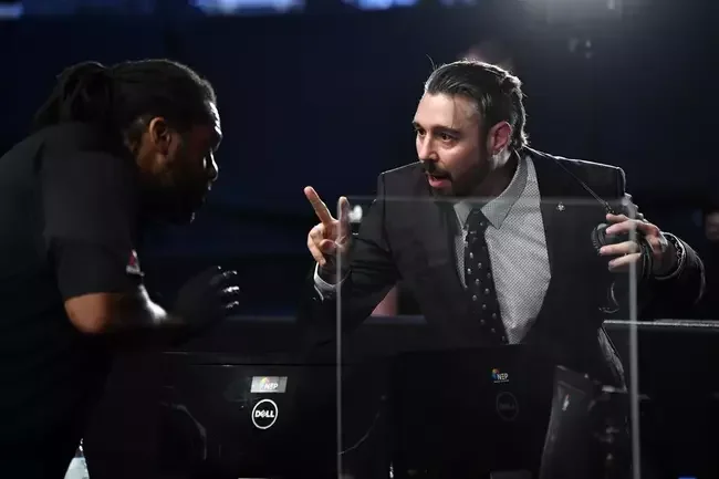 Herb Dean se dirigiu � mesa de Dan Hardy, comentarista do UFC, ap�s luta