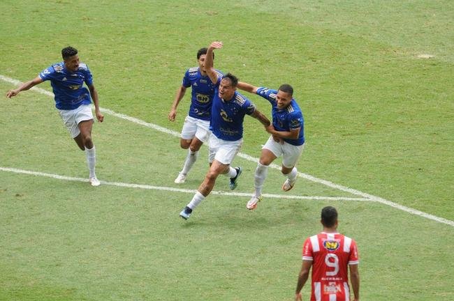Edu empatou o jogo para o Cruzeiro diante do Villa Nova, no Independncia, pela oitava rodada do Campeonato Mineiro
