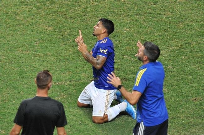 Depois de muito insistir, Cruzeiro abriu o placar com latera-esquerdo Matheus, em cobrana de falta: 1 a 0