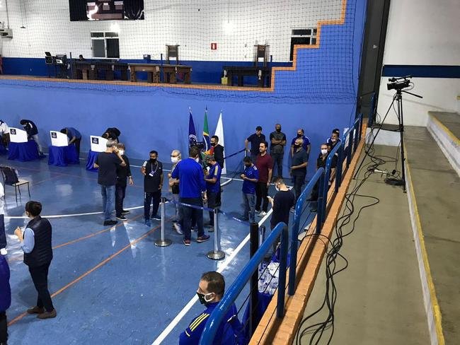 Conselheiros e associados do Cruzeiro durante votao de mudana do Estatuto do clube. Assembleia geral autorizou venda de at 90% das aes da SAF para investidores. Houve festa dos cruzeirenses no Parque Esportivo do Barro Preto, em BH, devido  possibilidade de chegada de recursos para tornar o futebol mais competitivo a partir de 2022.