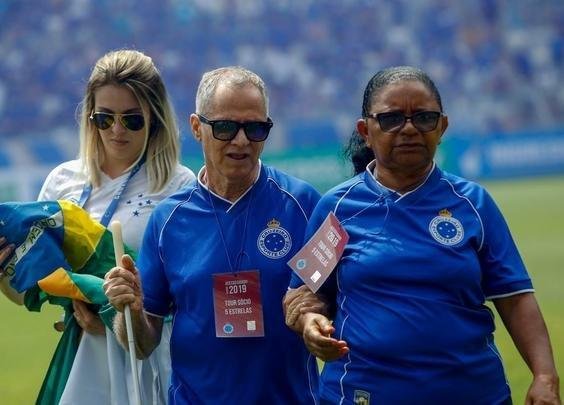 Seu Lcio entrou no gramado com jogadores, carregou bandeira do Brasil e realizou grande sonho