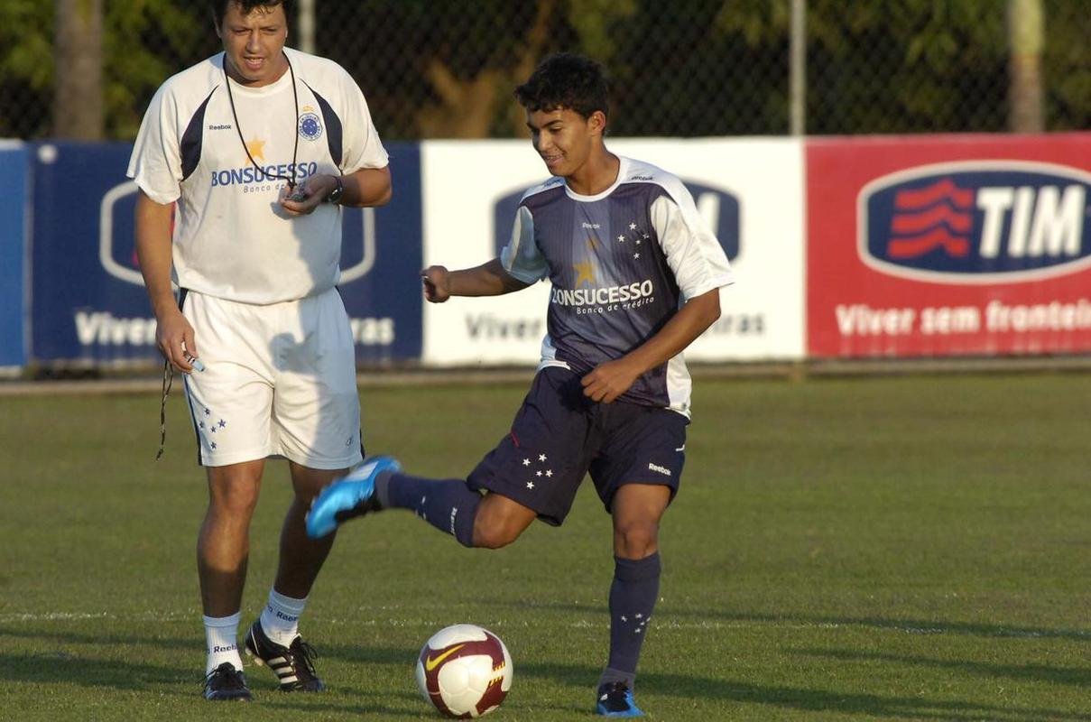 Atacante Dudu esteve nas categorias de base do Cruzeiro de 2005 at 2009, quando recebeu oportunidade entre os profissionais. Posteriormente, em 2010, foi emprestado ao Coritiba. Retornou  Raposa em 2011 e foi vendido ao Dnamo de Kiev meses depois.