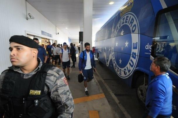 No desembarque do Cruzeiro em Confins, após o jogo contra o Ceará, técnico Rogério Ceni foi ovacionado por torcedores presentes no aeroporto. Já o meia Thiago Neves, apontado como pivô do atrito com o técnico, foi criticado. Assim como treinador, goleiro Fábio foi ovacionado pelos cruzeirenses na chegada.