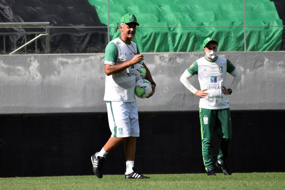 Nesta terça-feira (17), o América realizou atividades com bola na Arena Independência, em Belo Horizonte. O zagueiro Eduardo Bauermann, recuperado de uma cirurgia no joelho esquerdo, participou normalmente das atividades e é opção para o técnico Lisca. A equipe mineira se prepara para o confronto contra o Internacional, em partida válida pelas quartas de final da Copa do Brasil. No jogo de ida, o Coelho venceu por 1 a 0 em Porto Alegre e, agora, entra em campo por um empate para avançar às semifinais do torneio.