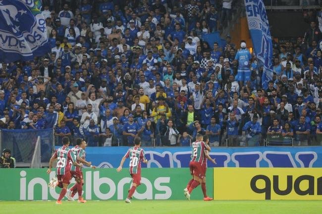 Aos 9 minutos de jogo, Ded fez pnalti em Brenner; Paulo Henrique cobrou, Fbio defendeu, mas Luciano marcou na sobra. Alertado pelo VAR, o rbitro mandou voltar a cobrana por invaso na rea de jogadores dos dois times. Na segunda batida, aos 14 minutos, Ganso bateu no mesmo canto e abriu o placar para o Flu: 1 a 0