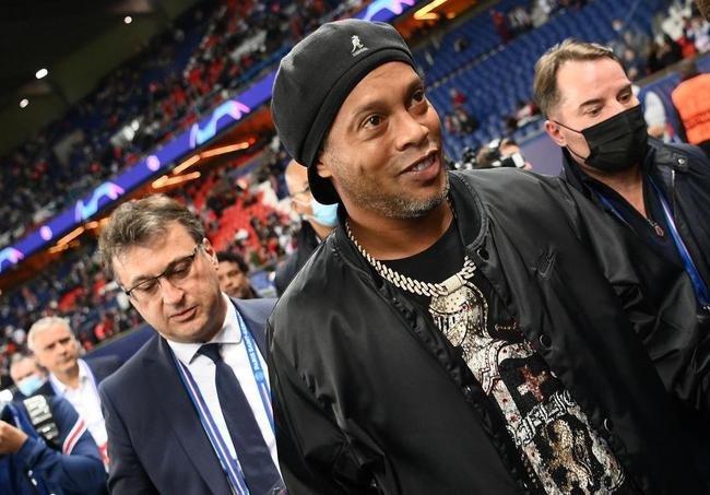 Ronaldinho Gacho foi recebido com festa pela torcida do PSG no Parc des Princes