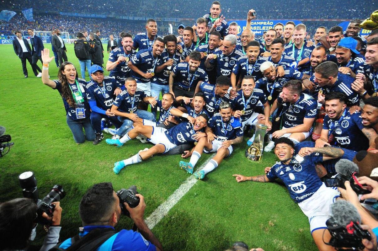 Cruzeiro levanta a taa da Srie B e faz festa no Mineiro