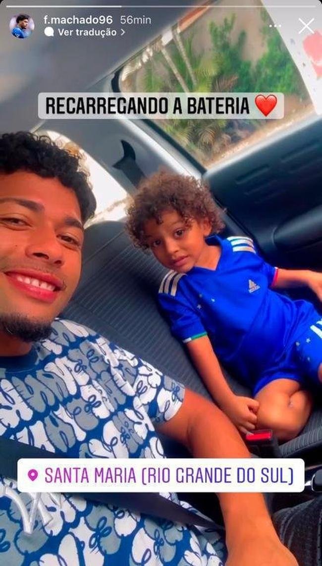 O volante Filipe Machado viajou para Santa Maria, sua cidade natal, no Rio Grande do Sul. Neste domingo, ele posou foto ao lado do filho. 