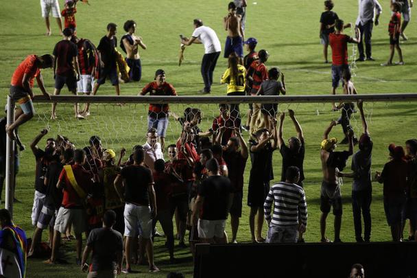 Com a conquista do acesso, a torcida do Sport extravasou e fez a festa no gramado da Ilha do Retiro