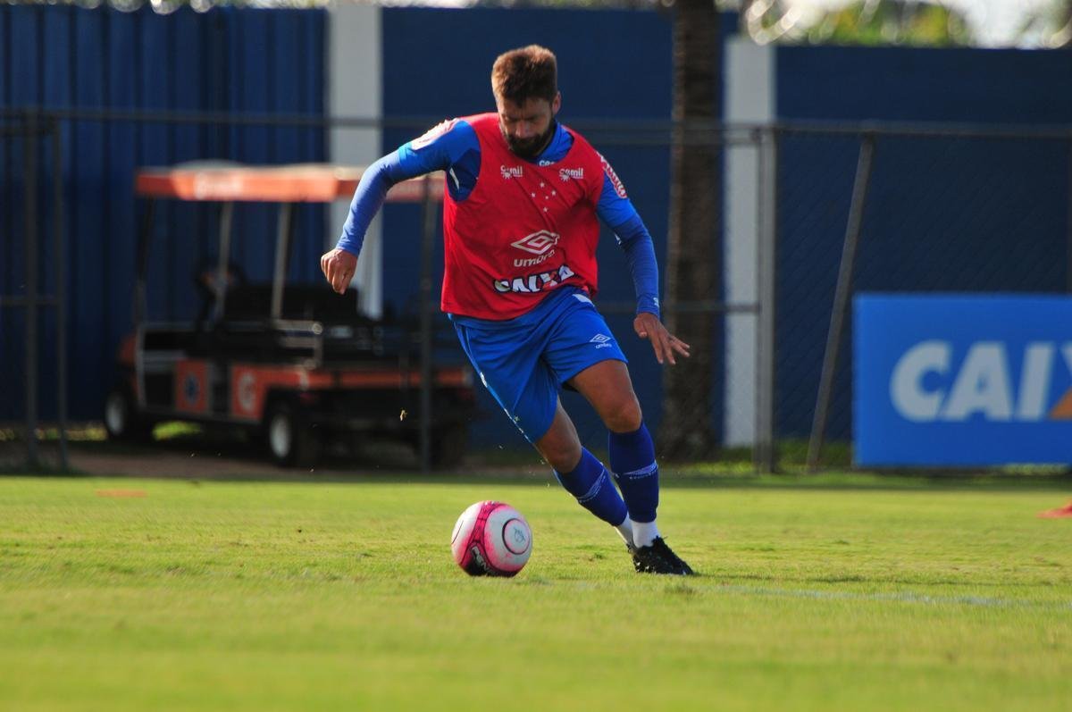 Sem Thiago Neves, que est com desgaste na panturrilha, Mano Menezes escalou o time titular do Cruzeiro no coletivo com Fbio; Lucas Romero, Leo, Murilo e Egdio; Henrique e Ariel Cabral; Robinho, Arrascaeta e Rafinha; Fred. Os reservas atuaram com Rafael; Arthur, Digo, Manoel e Marcelo Hermes; Lucas Silva, Nonoca e Bruno Silva; Rafael Marques, Rafael Sobis e Judivan