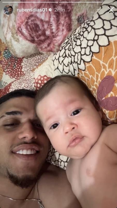 O meio-campista/lateral-esquerdo Rubens publicou foto no primeiro dia de frias curtindo o primeiro filho, Arthur.