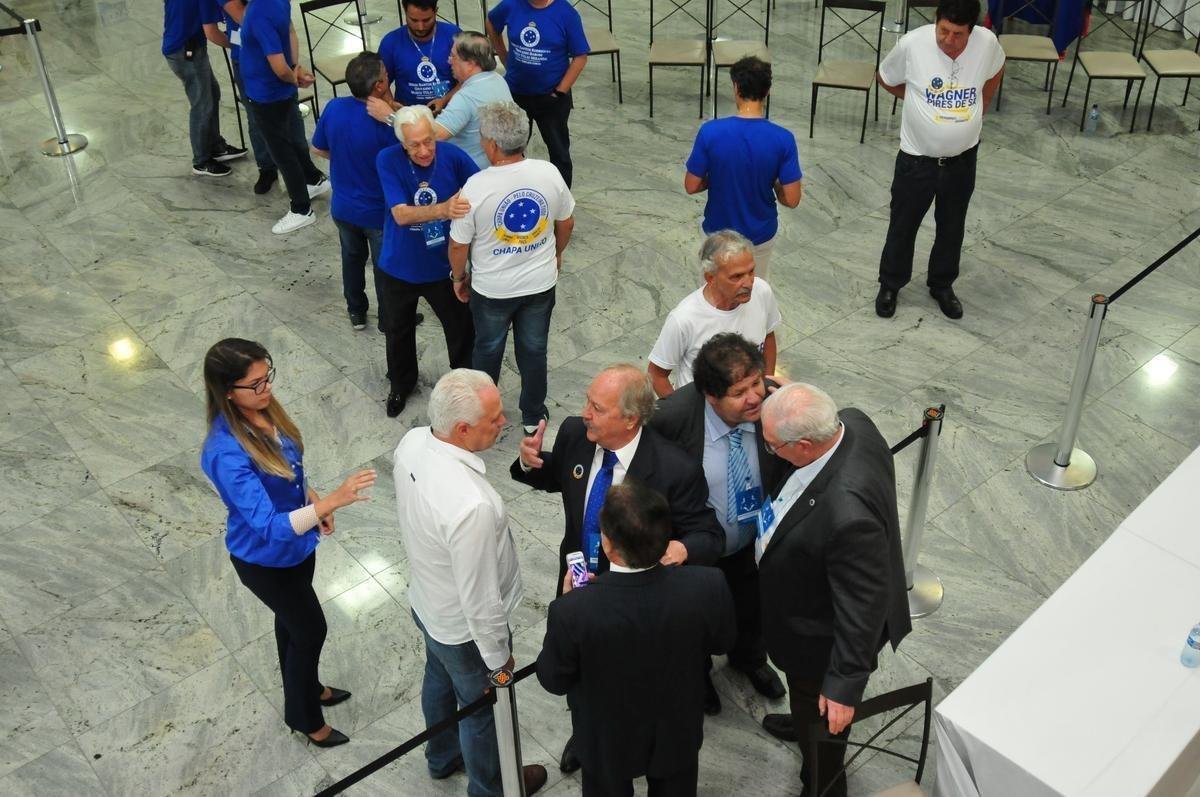 Wagner Pires de S venceu eleio com 235 votos e  o novo presidente do Cruzeiro. Ele comendar o clube no trinio 2018, 2019 e 2020. Srgio Santos Rodrigues, apoiado por Zez Perrella, ficou com 200 votos no pleito.