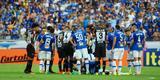 Momento em que volante Henrique, do Cruzeiro, caiu e ficou desacordado