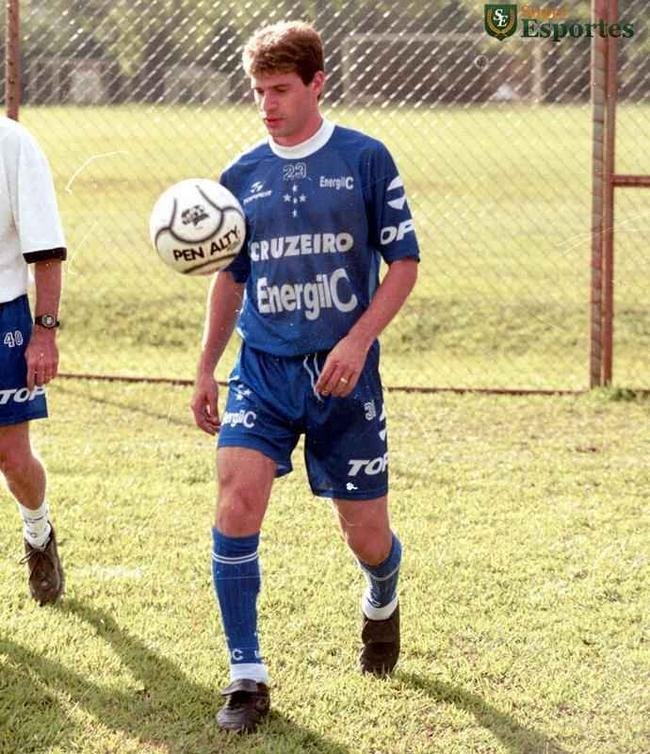 Atacante Tlio Maravilha na Toca da Raposa I em 1999, em curta passagem pelo Cruzeiro