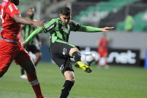 Imagens do duelo entre Amrica e CRB, no Independncia, pela 26 rodada da Srie B