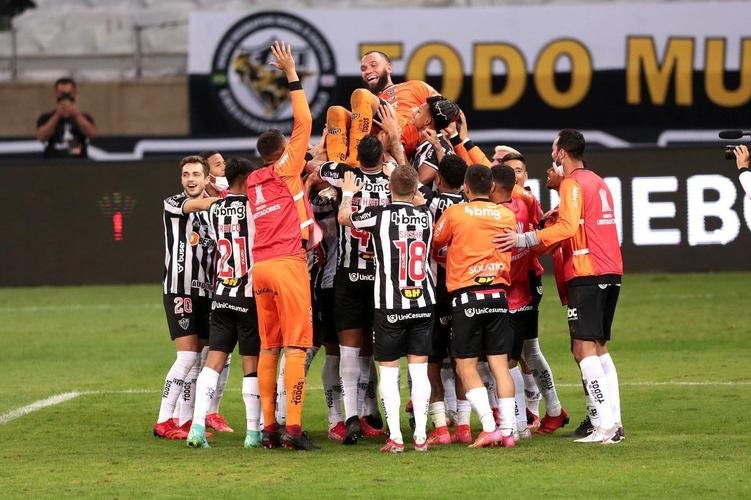 Goleiro Everson, do Atltico, foi heri na deciso por pnaltis contra o Boca Juniors ao defender duas cobranas e ao marcar o gol da classificao: 3 a 1 nas batidas alternadas aps 0 a 0 no tempo normal, no Mineiro.