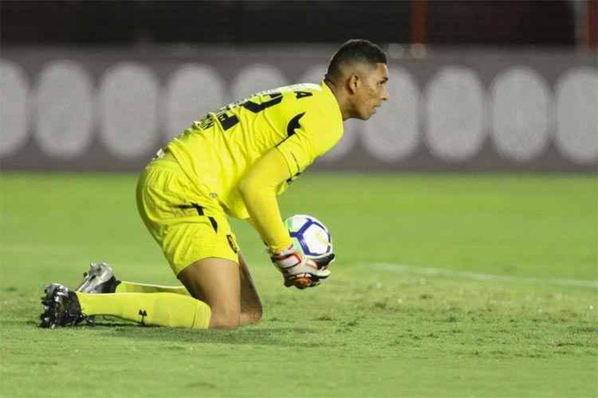 Após o jogo contra os gaúchos, o goleiro passaria 17 partidas de fora, até retornar contra o Vasco, em vitória por 2 a 1 na Ilha do Retiro. O motivo do retorno foi nova contusão do ídolo Magrão. Assim, o prata da casa fez os nove jogos finais da Série A.