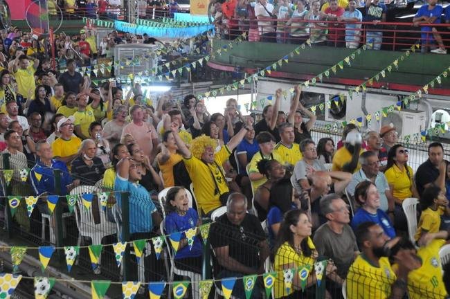 No Mercado Central, em BH, torcedores assistem ao jogo do Brasil contra a Sua pelo Grupo G da Copa do Mundo, no Catar