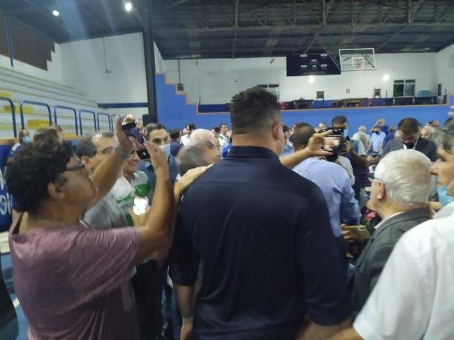 Ronaldo compareceu  votao da venda da SAF do Cruzeiro no Barro Preto e foi muito assediado por conselheiros do clube
