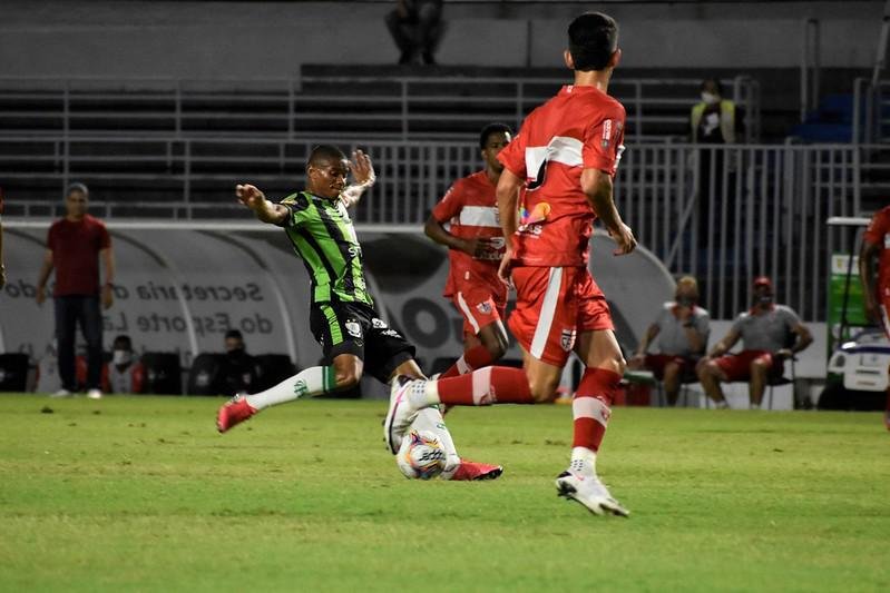 Fotos do duelo entre CRB e Amrica, pela Srie B