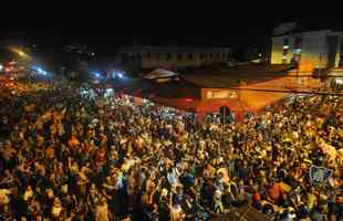 Logo depois da conquista do bi, torcedores do Amrica invadiram Rua Pitangui, ao lado do Independncia, para festejar. Um trio eltrico agitou a noite no bairro Horto