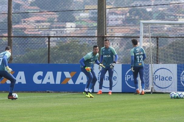 Presidente do Cruzeiro, Wagner Pires de S, acompanhou treino deste sbado, na Toca da Raposa II. Mais uma vez, Arrascaeta treinou normalmente e est cotado para iniciar como titular diante do Atltico-PR, na segunda-feira, no Mineiro, pelas oitavas de final da Copa do Brasil