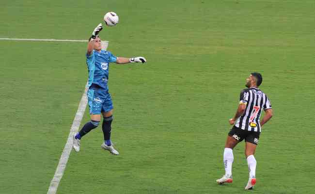Rafael Cabral, do Cruzeiro, em lance com Hulk, do Atlético