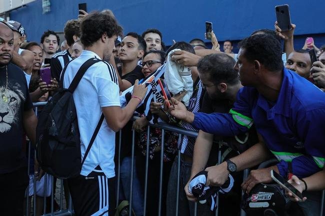 No fim da tarde desta sexta-feira (4/3), delega��o do Atl�tico desembarcou em Governador Valadares, onde enfrentar� o Democrata pelo Campeonato Mineiro.