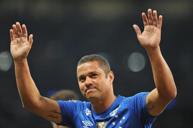 Marcelo Ramos, ex-atacante da Raposa, aposta em vitria do Cruzeiro por 1 a 0. '' um jogo diferente,  difcil prever alguma coisa, mas como torcedor, como dolo do clube, acho que ser um jogo difcil. No vejo nenhum tipo de problema em relao s divises dos clubes. Eles sabem que, quando a bola rola, fica tudo igual. Por isso o meu palpite  que o Cruzeiro vencer''. O dolo da torcida celeste vestiu a camisa do clube em 365 jogos e marcou 163 gols entre os anos 1995 e 2003.
