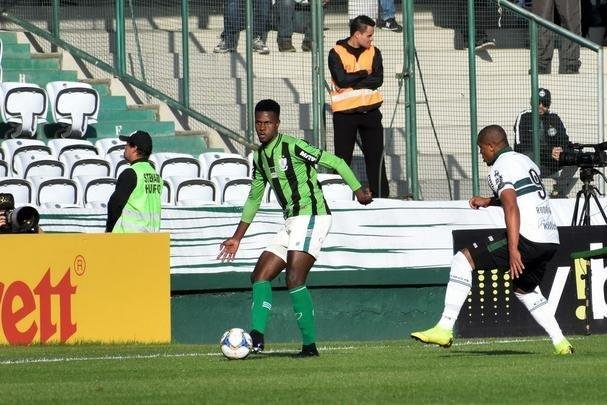 Fotos do duelo entre Coritiba e América, no Couto Pereira, em Curitiba, pela 25ª rodada da Série B do Campeonato Brasileiro