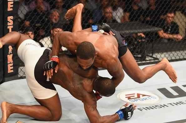Jon Jones volta ao octógono do UFC e conquista cinturão interino