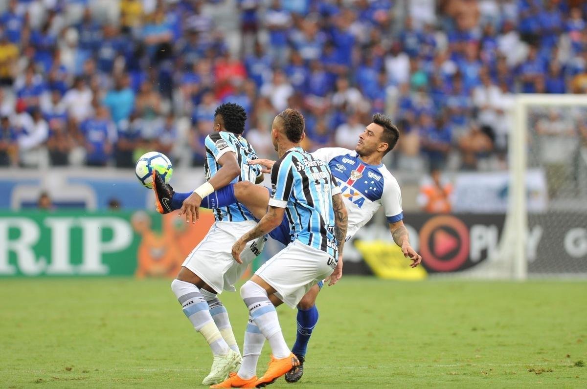 Cruzeiro estreou novo uniforme neste sbado, contra o Grmio