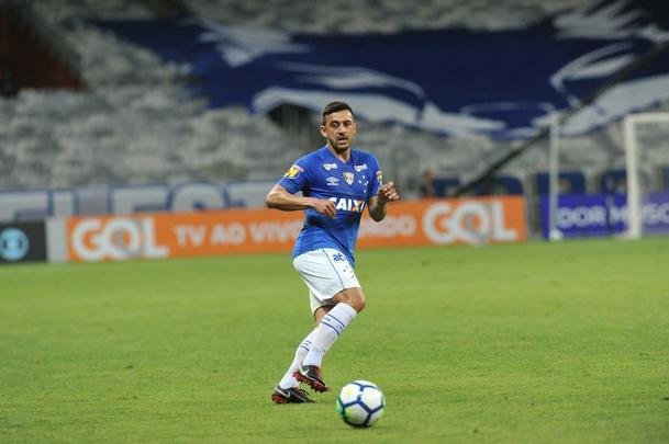 Em jogo com grande atuao do goleiro Fbio, Cruzeiro derrotou Santos de virada, por 2 a 1, com gols de Sass e Raniel; Gabriel Barbosa marcou para o Peixe, no Mineiro, pela 26 rodada do Brasileiro