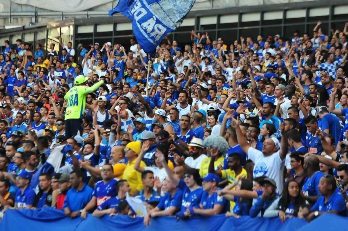Imagens das torcidas de Cruzeiro e Flamengo no Mineiro