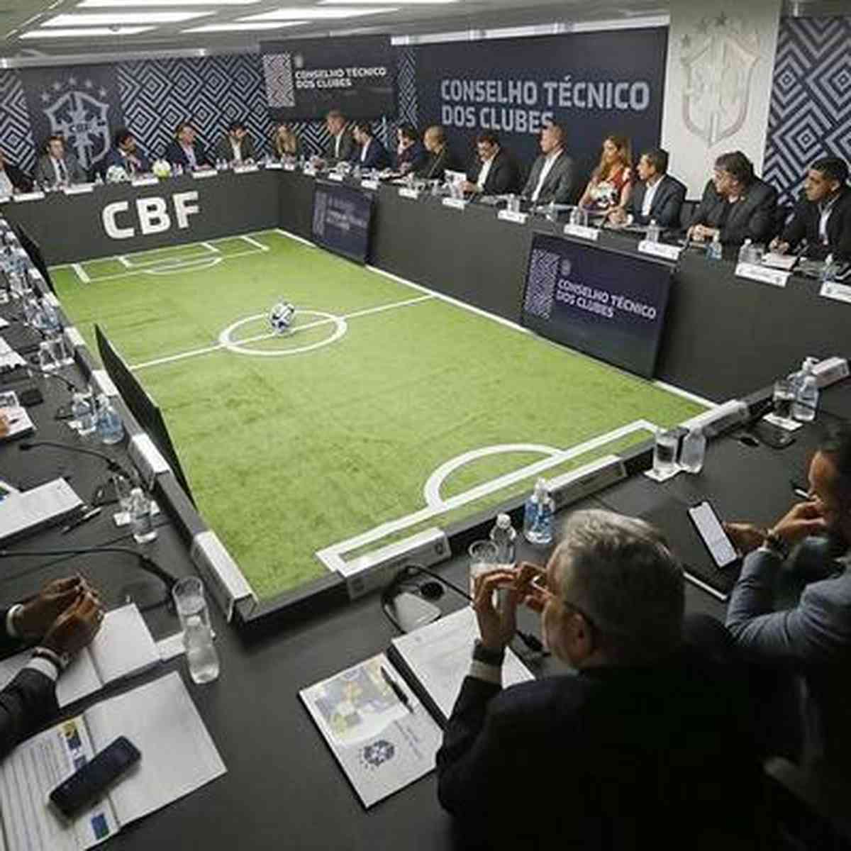 Liga Brasileira aprova punição por racismo - clubes podem até