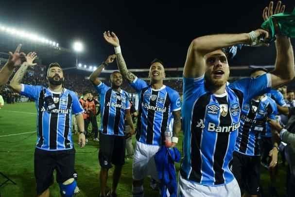 Capito Pedro Geromel ergueu a taa do Grmio em mais uma conquista continental