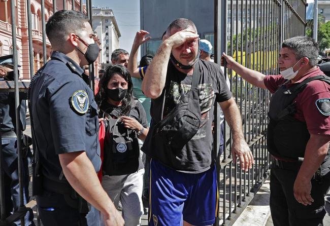 Velrio de Diego Armando Maradona na Casa Rosada, sede do governo argentino, em Buenos Aires. Ao longo desta quinta-feira (26/11), despedida dos fs rendeu imagens marcantes: choro, homenagens e at rivais se consolando pela partida do dolo. Maradona morreu aos 60 anos aps uma parada cardiorrespiratria.