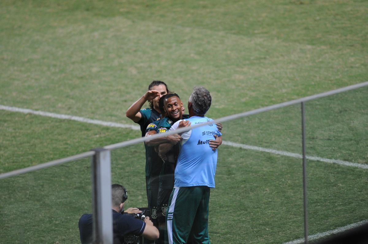 Ademir arriscou chute de fora da rea, de perna esquerda, e ampliou para o Amrica diante do Ava: 2 a 0