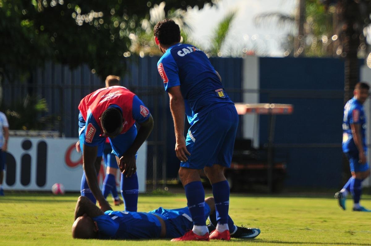 Sem Thiago Neves, que est com desgaste na panturrilha, Mano Menezes escalou o time titular do Cruzeiro no coletivo com Fbio; Lucas Romero, Leo, Murilo e Egdio; Henrique e Ariel Cabral; Robinho, Arrascaeta e Rafinha; Fred. Os reservas atuaram com Rafael; Arthur, Digo, Manoel e Marcelo Hermes; Lucas Silva, Nonoca e Bruno Silva; Rafael Marques, Rafael Sobis e Judivan
