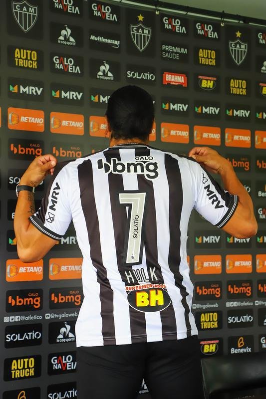Hulk  apresentado como reforo do Atltico e conhece os companheiros na Cidade do Galo