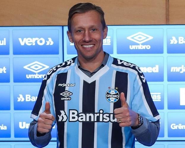 Lucas Leiva, meio-campista (Grêmio)