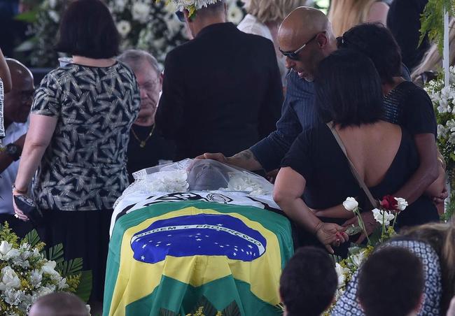 Os últimos momentos do velório de Pelé, na Vila Belmiro, estádio do Santos.