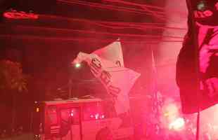 Torcedores do Atltico protestaram em frente  sede do clube nesta segunda-feira (21/11)