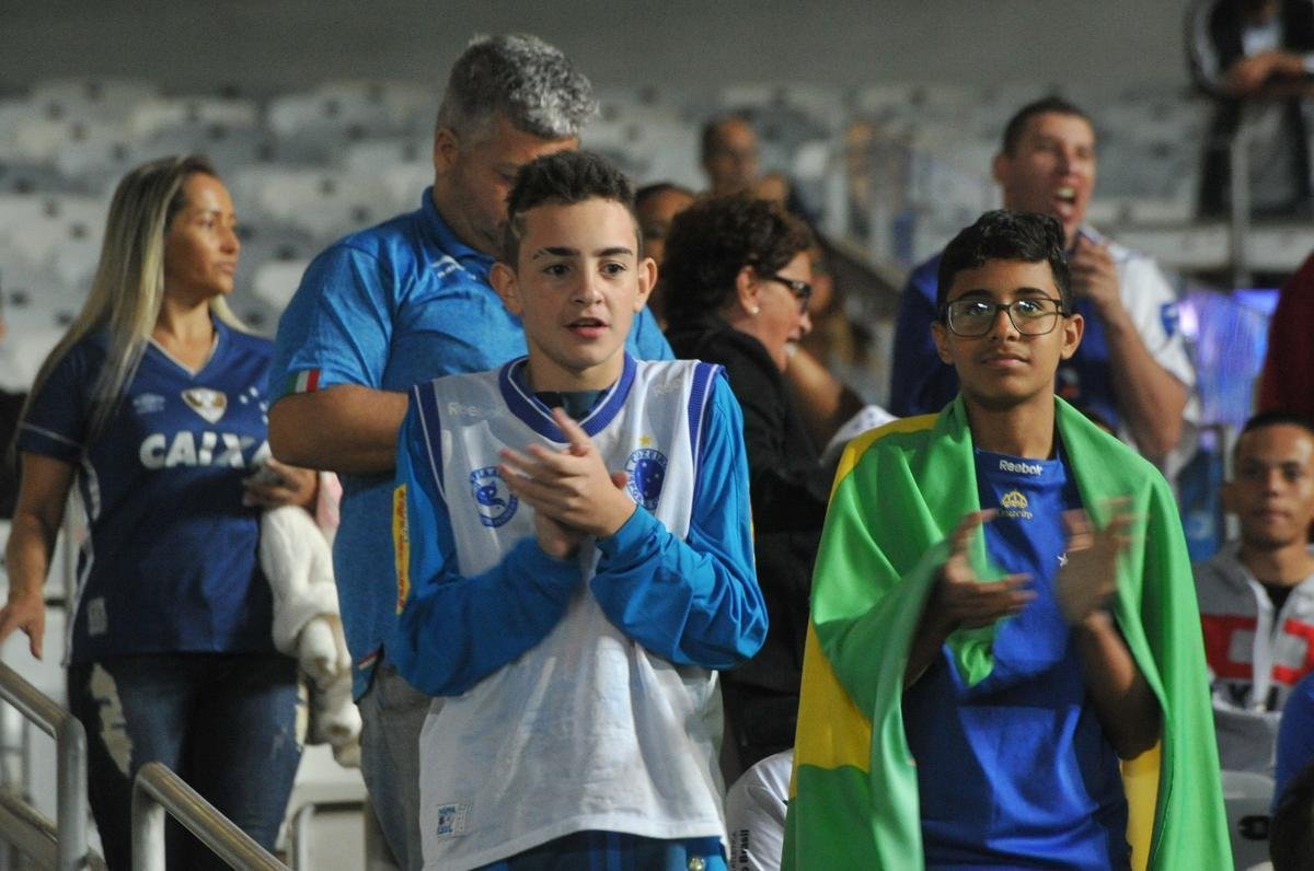 Imagens das torcidas de Cruzeiro e Corinthians no Mineiro