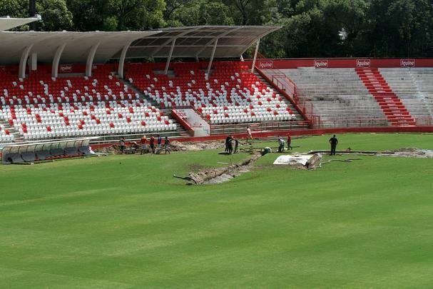 Funcionários do clube trabalham para recuperar o gramado após as fortes chuvas que caíram no Recife
