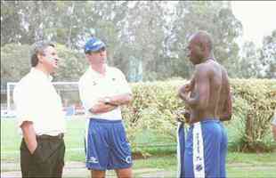 O jogador de futebol do Cruzeiro, Rincón, conversa com o auxiliar técnico Caio Junior e Eduardo Maluf, diretor de futebol de Cruzeiro, durante treino do time, na Toca da Raposa, em Belo Horizonte