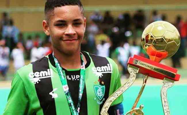 Atacante Vitor Roque, ex-Cruzeiro, defendeu as cores do Amrica dos 10 aos 13 anos de idade