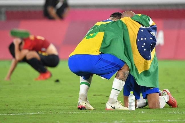 Fotos da festa dos jogadores brasileiros com a conquista da medalha de ouro em Tquio no futebol. Seleo  bicampe olmpica e de forma consecutiva