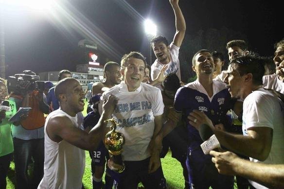 Festa dos jogadores do Cruzeiro no Barrado com a conquista do tricampeonato brasileiro