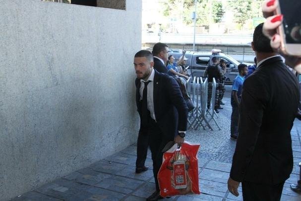 Repleta de estrelas, Seleo Uruguaia chegou a Belo Horizonte no comeo da tarde para a disputa da Copa Amrica. Cavani e Surez, as principais estrelas, mostraram muita simpatia. O meia De Arrascaeta, ex-Cruzeiro, atendeu a um f, mas passou pela imprensa sem dar entrevistas